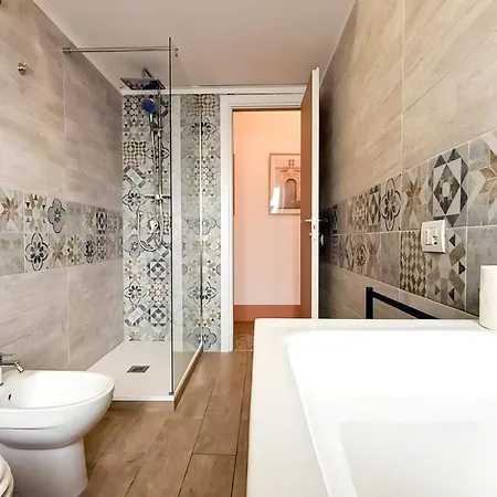 Stylish Balcony, Ac,aqueduct View Daire